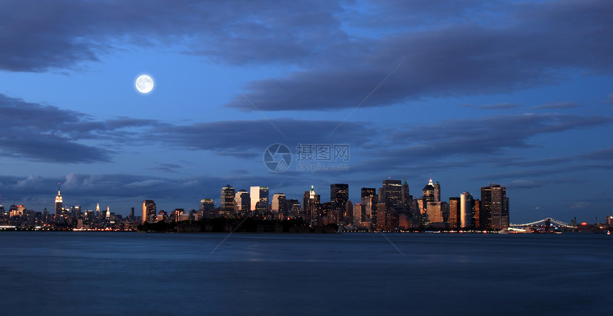 下曼哈顿天线办公室城市月亮市中心蓝色天际建筑学水路景观自由图片