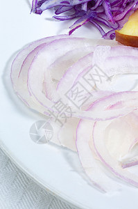 盘子上的沙拉成分紫色餐厅叶子营养洋葱午餐蔬菜食物饮食树叶橙子高清图片素材