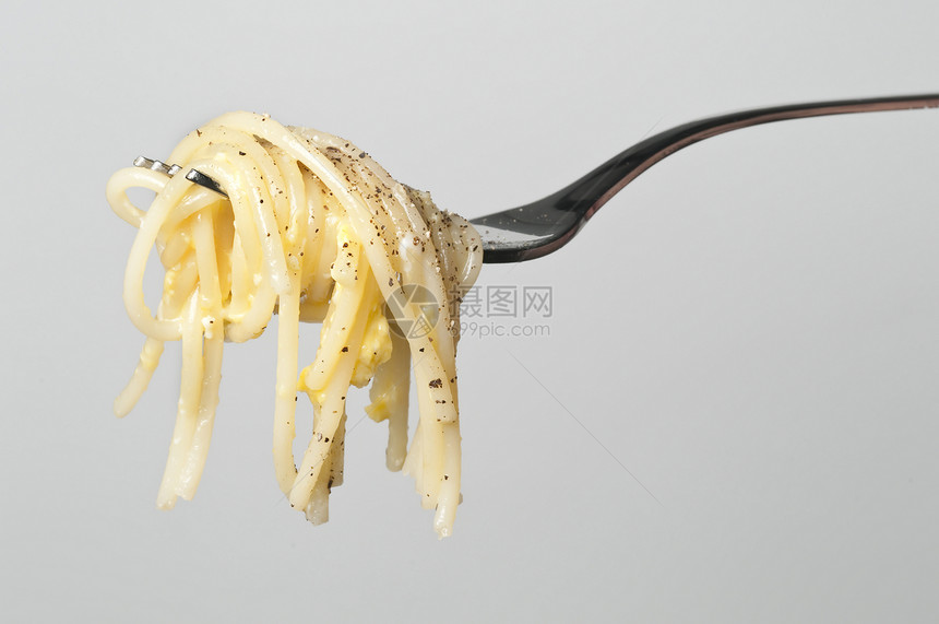一叉加黑胡椒的卡巴拉意大利面食物胡椒面条传统黑色火腿图片