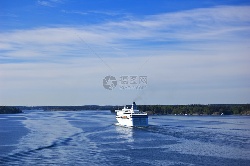 在瑞典群岛的巡游船支撑天空爬坡海岸线地平线码头海岸悬崖蓝色岩石图片