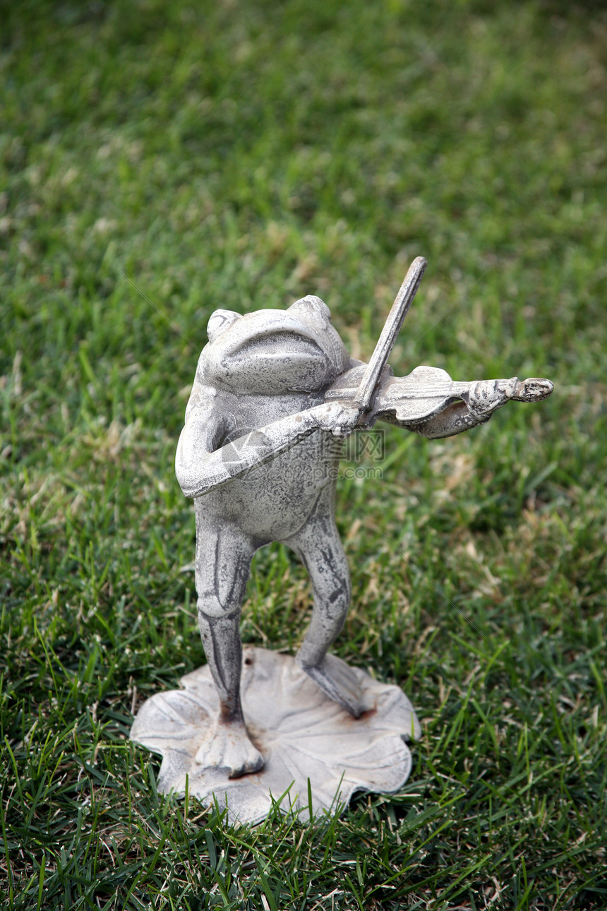 青蛙和小提琴雕像图片