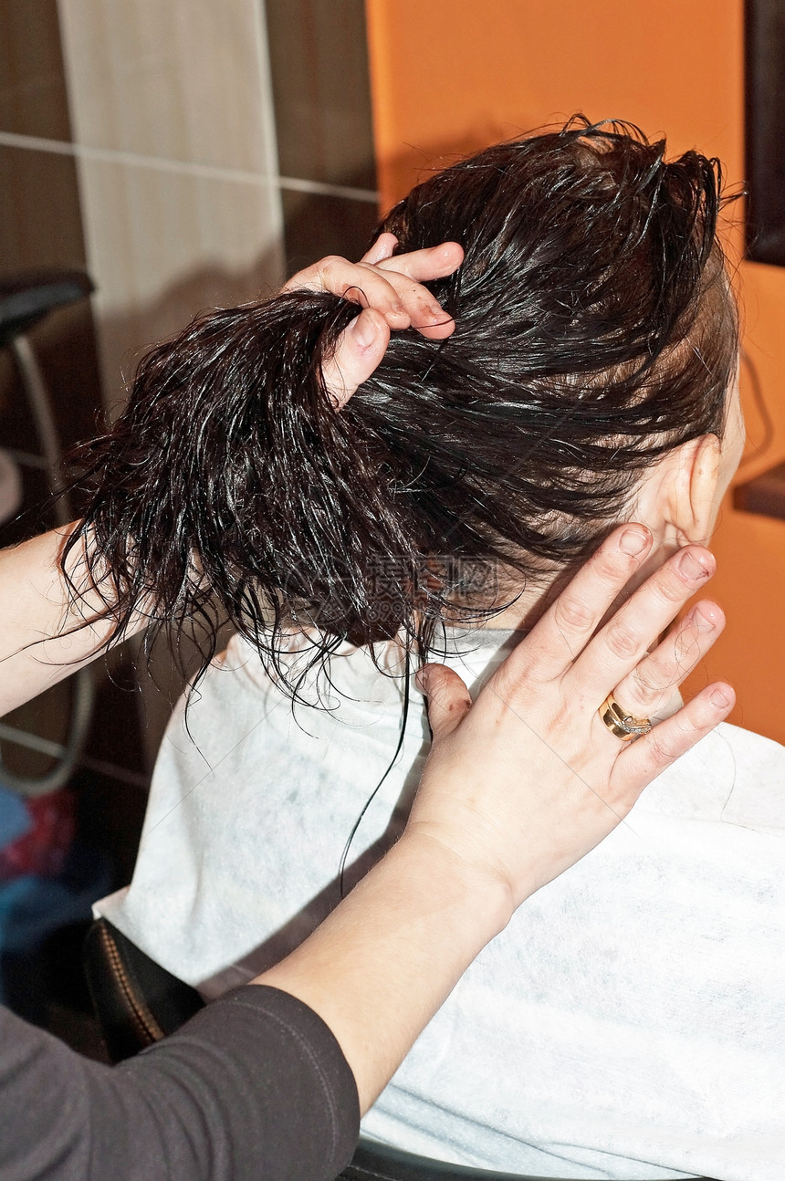 工作时的发型设计师头发治疗发型理发滚筒幸福沙龙女性造型师图片