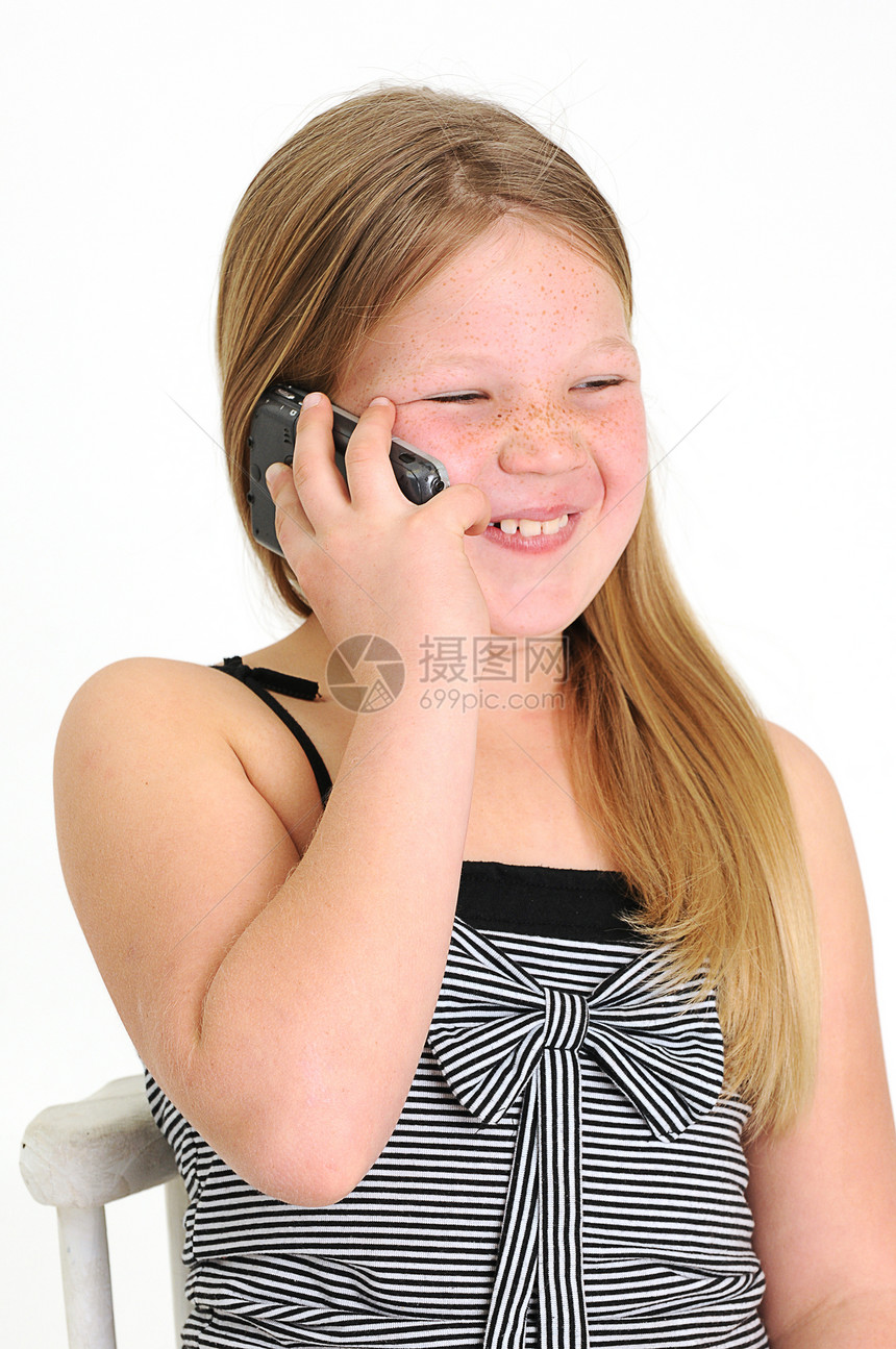 美丽的金发美女女孩在手机上说话机动性孩子消息女孩们讲话嗓音笑脸注意力短信青少年图片