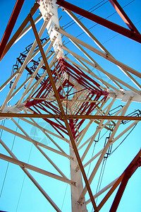 红色和白白色电镀电线活力金属接线工程电压电气天空传播线条蓝天高清图片素材