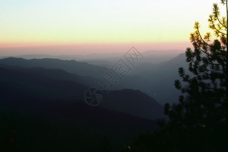 黄昏时的山背景图片
