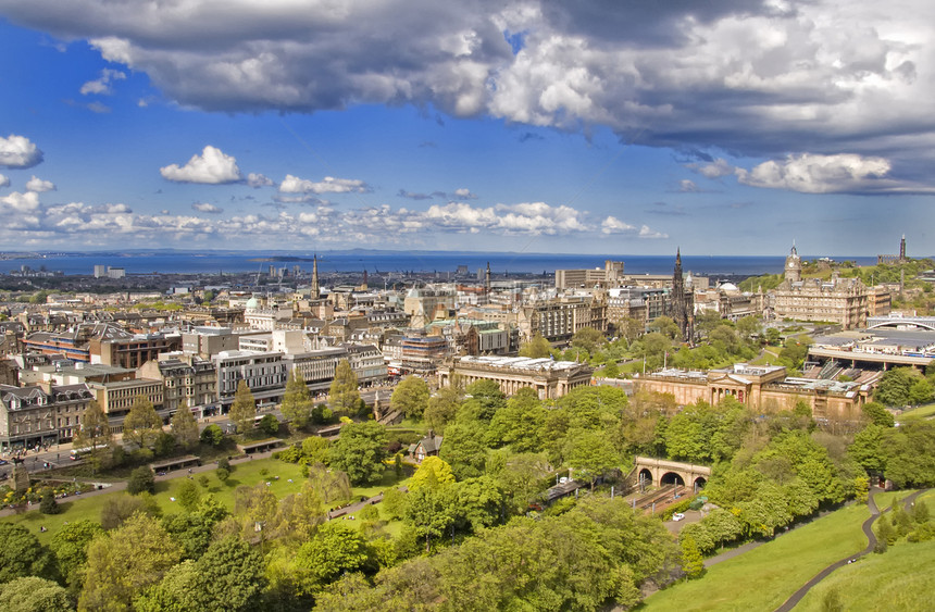 爱丁堡天线旅行历史蓝色城堡城市建筑物天空绿色树木风景图片