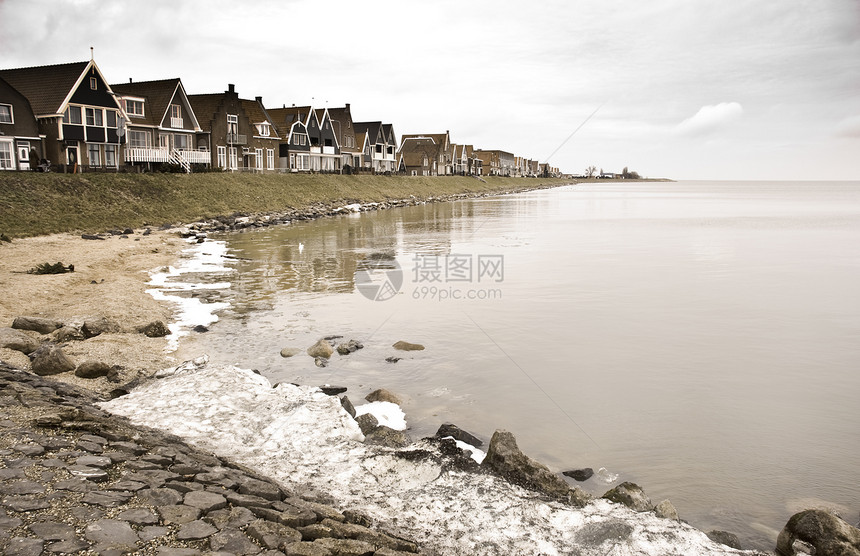 湖边的老荷兰渔村图片