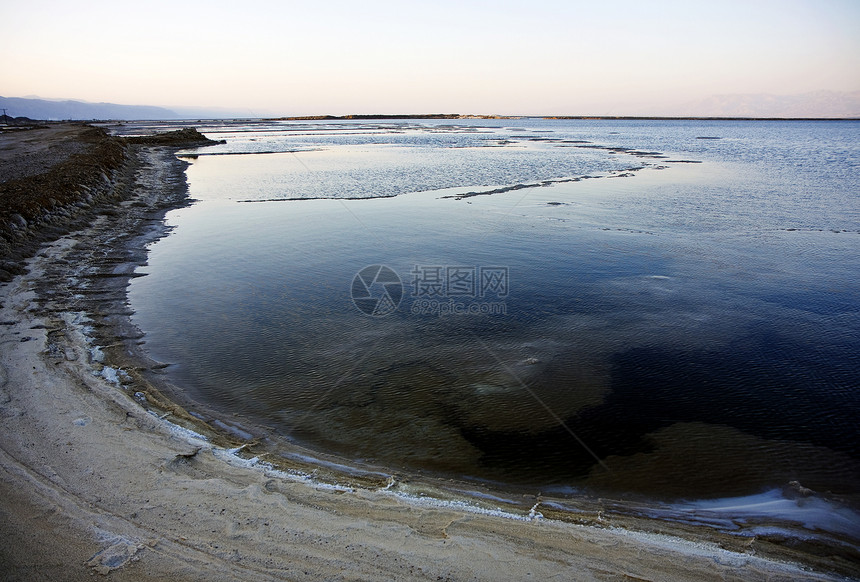 死海盐和水全景日落死海化学品盐水圣经太阳气候荒野药品图片