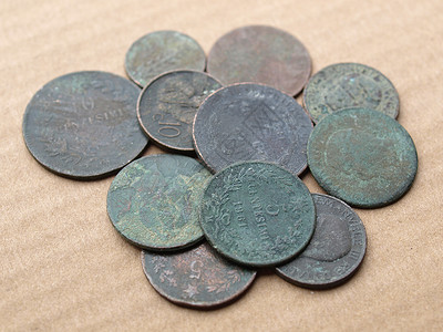 古硬币现金绿色黑色背景图片
