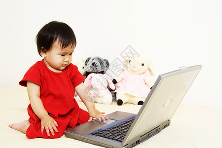 可爱的宝宝童年女儿们儿童技术女孩电脑笔记本家庭青年婴儿背景图片