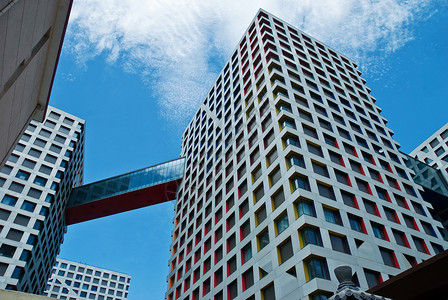 商业建筑路灯商圈白云建筑物市中心蓝天玻璃钢建筑学现代化玻璃墙背景图片