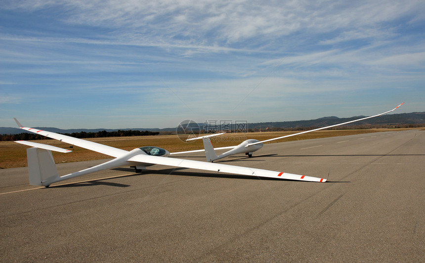 2个滑翔机飞行器白色赛车蓝色飞机场运动极限天空飞机图片