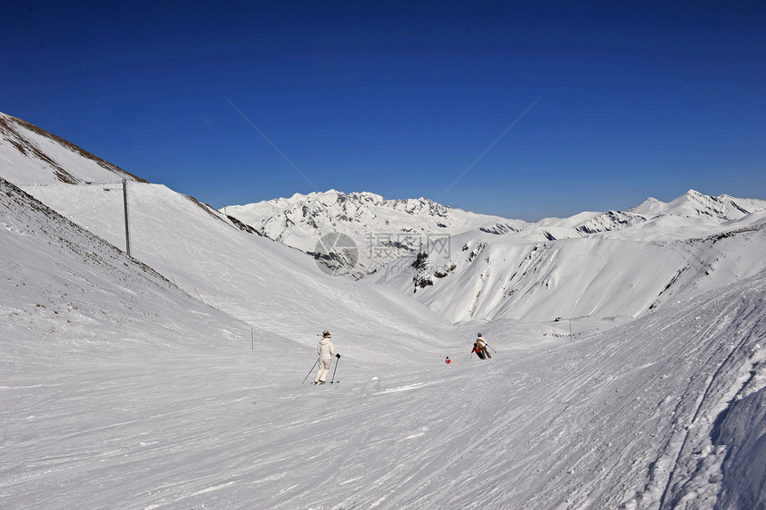 滑雪斜坡滑雪者天空升降椅假期蓝色滑雪场图片