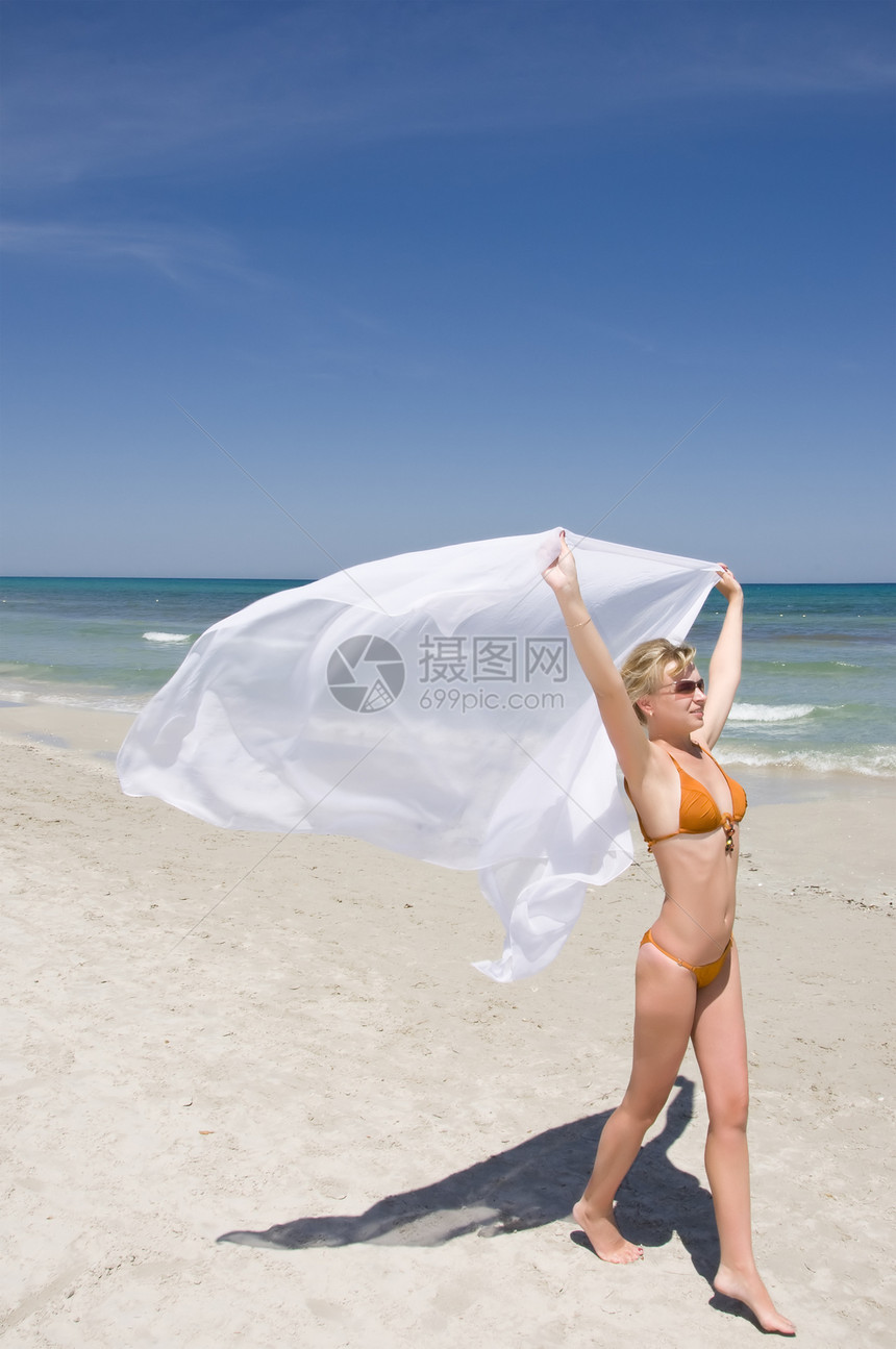 在海滩上快乐的女人活力幸福中年天堂蓝色海洋热带旅行享受晴天图片