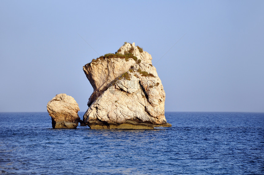 日落时在塞浦路斯的雅化石岩石图片