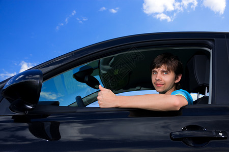 坐在自己车里的年轻成功男子快乐高清图片素材