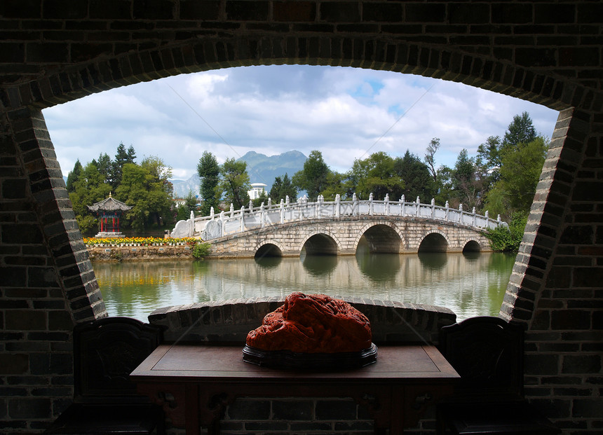 中国利江的风景公园游客公园传统框架农村寺庙观光土地反射人行道图片