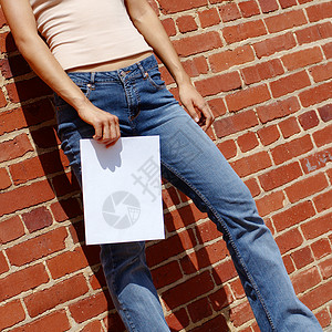 牛仔裤海报时装女孩的签名腹部青少年衬衫数字身体牛仔布青年海报蓝色牛仔裤背景