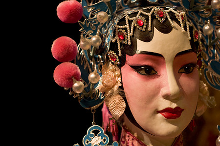 黑布背景中国歌剧木偶和黑布作为文字空间男人女士展示窗帘旅游服饰节日戏剧剧院传统背景
