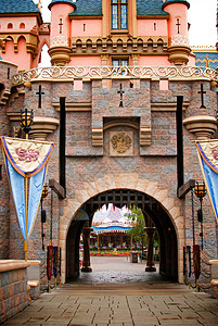 挂旗的幻想城堡背景图片