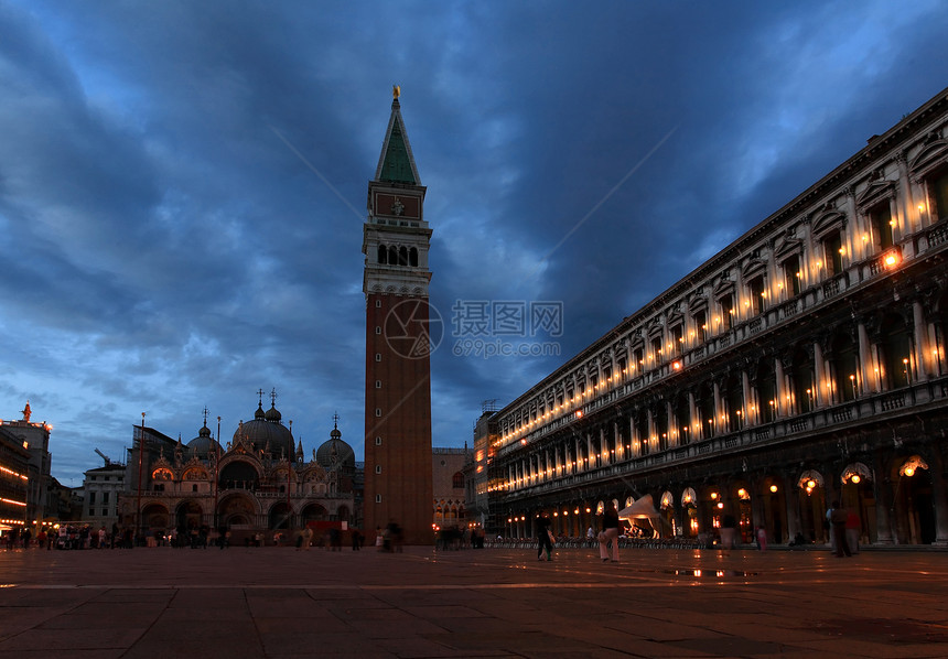 威尼斯圣马尔科广场夜幕柱子大教堂纪念碑钟楼地标正方形反射旅游鸽子图片