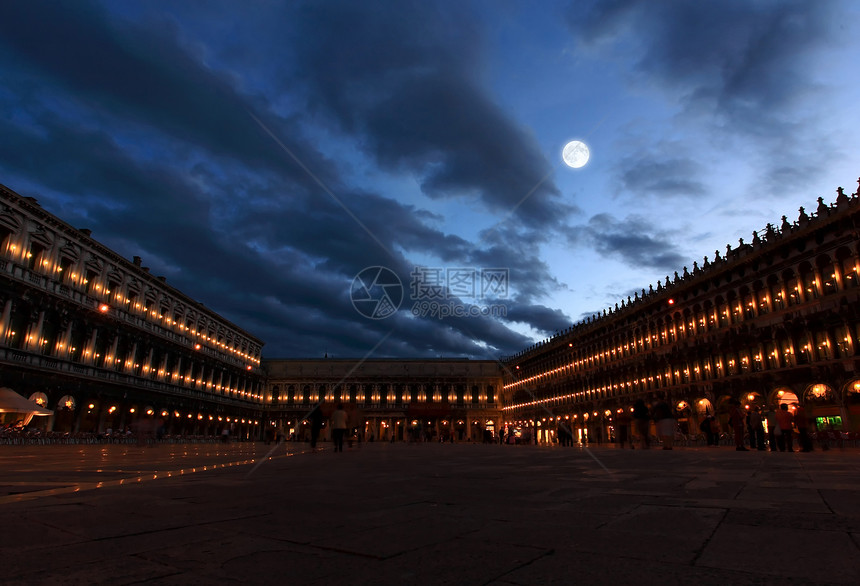 威尼斯圣马尔科广场夜幕游客教会鸽子柱子月亮纪念碑人群反射城市大教堂图片