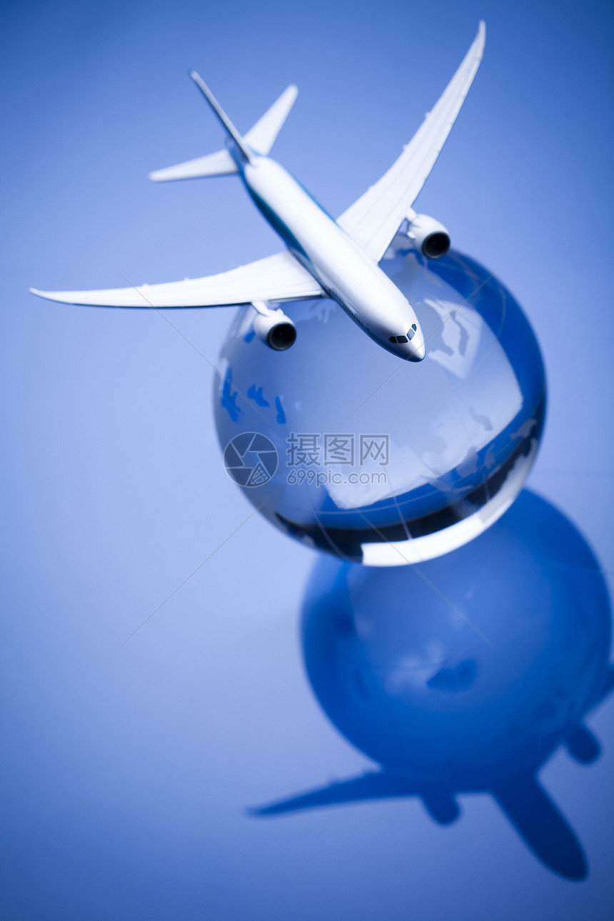 蓝色背景的地球航空班机行星飞机国际圆圈圆形外国旅行天空全球技术图片