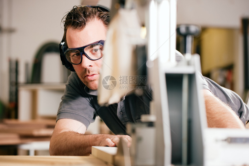 电锯木匠工匠手工业安全作坊木板工人工作木工工具男人图片