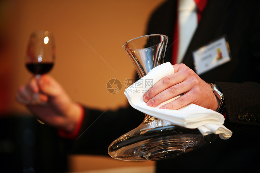 有酒杯的男人水晶反射奢华享受品酒玻璃庆典白色溪流醒酒器图片
