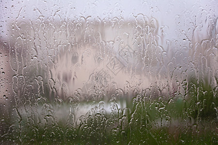 透过窗口浏览流水和雨水滴水背景图片