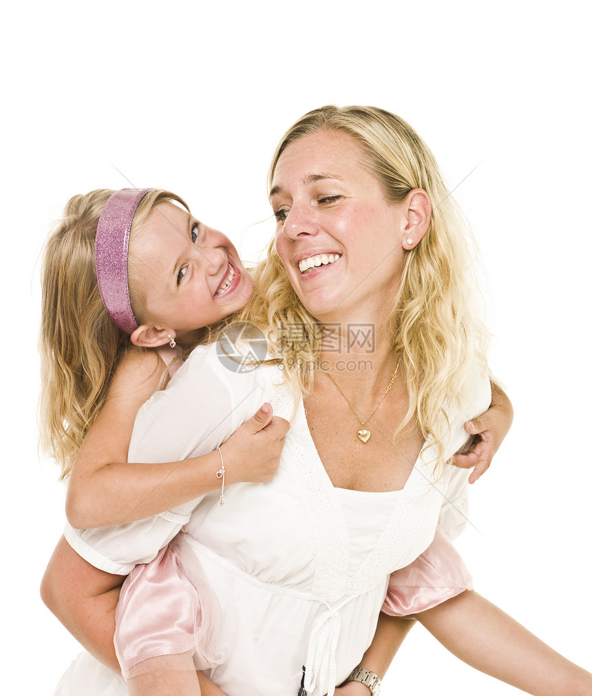 幸福的母亲和女儿白色影棚小女孩女性家庭团结两个人女孩金发拥抱图片