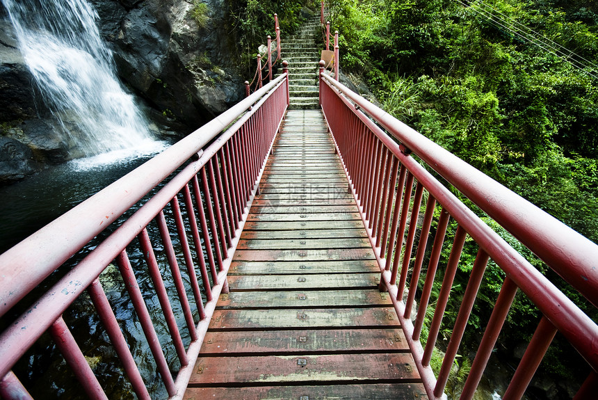 夏天在香港的木桥旅游岩石建筑公园峡谷石头艺术电缆绳索农村图片