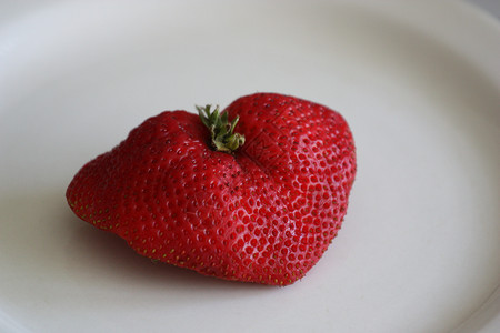 盘上草莓水果拼盘食物盘子树叶红色糖果甜点可口高清图片素材