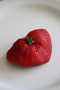 盘上草莓盘子甜点食物树叶糖果红色拼盘水果健康高清图片素材