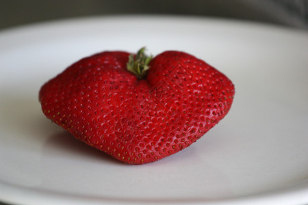 盘上草莓甜点水果盘子拼盘红色糖果树叶食物成熟高清图片素材