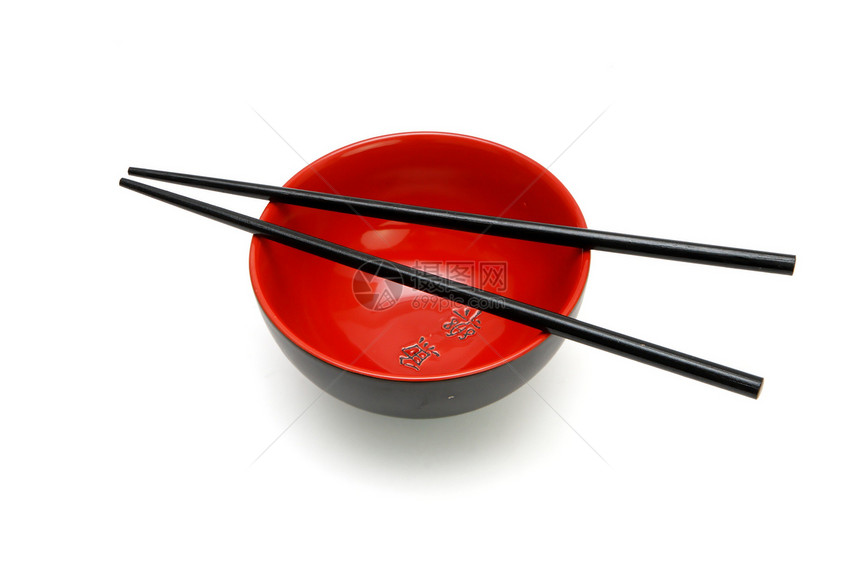 红碗和黑碗的筷子与袋字隔离图片