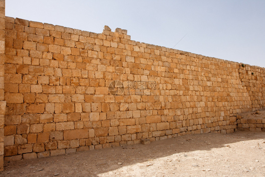 古寺庙废墟的破碎墙壁堡垒天空蓝色建筑学建筑走廊积木正方形砖块砂岩图片
