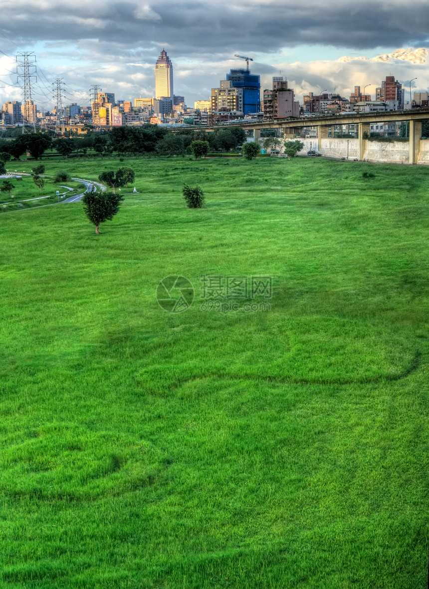 草原和大城市构造街道地标天空财产场景建筑蓝色旅行城市图片