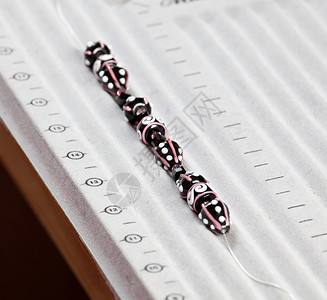 黑色和粉红色珠子线背景图片