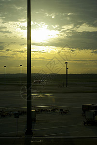 吉隆坡机场日出时高清图片