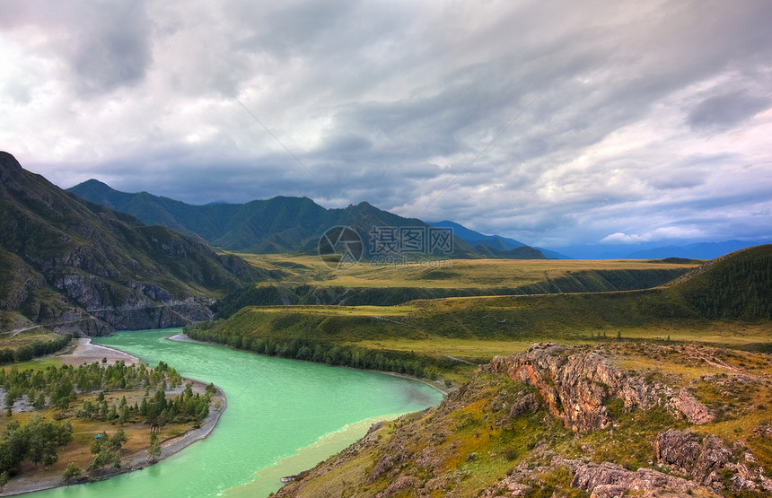 阿尔泰山脉 美丽的高地景观 俄罗斯 西伯利亚全景旅行环境天空木头顶峰爬坡岩石空气风景图片