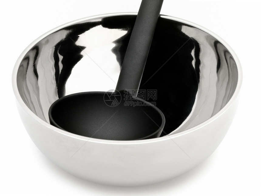 碗里放着汤盘厨具反射钢包烹饪勺子用具早餐抛光家庭金属图片