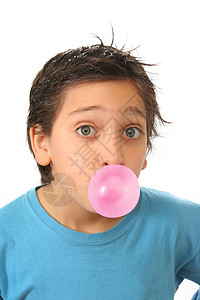 男孩吹粉红色泡泡糖口香糖粉色孩子们咀嚼气球糖果眼睛打击口香糖软糖微笑背景图片