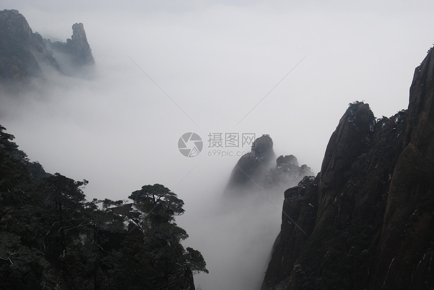 圣青山山的云雾世界遗产薄雾图片