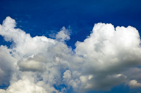 蓝天空和浮云天空蓝色阳光天气晴天背景图片