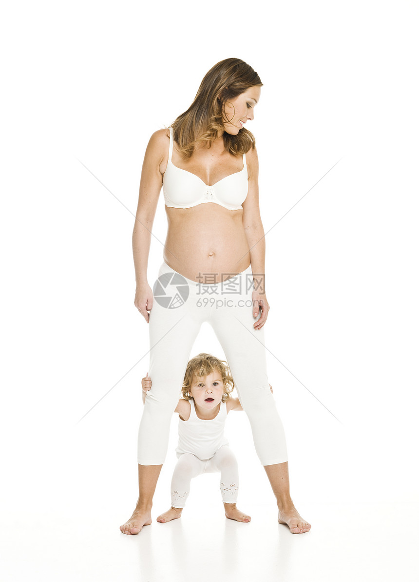 与女儿一起怀孕的妇女场景白色女性兄弟快乐拥抱儿童家庭幸福地面图片