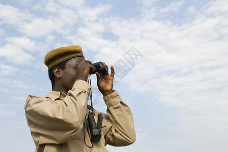 当心! 带望远镜的非洲警察背景图片