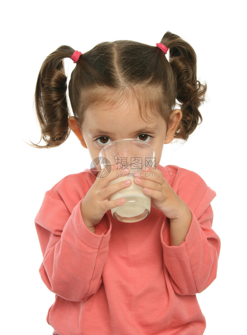 可爱的小女孩喝牛奶辫子享受食物玻璃乳制品健康饮食饮料小吃女孩粉色图片