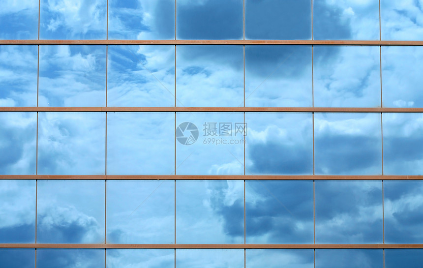 美丽的云彩在窗户中反射天空蓝色白色镜子玻璃图片