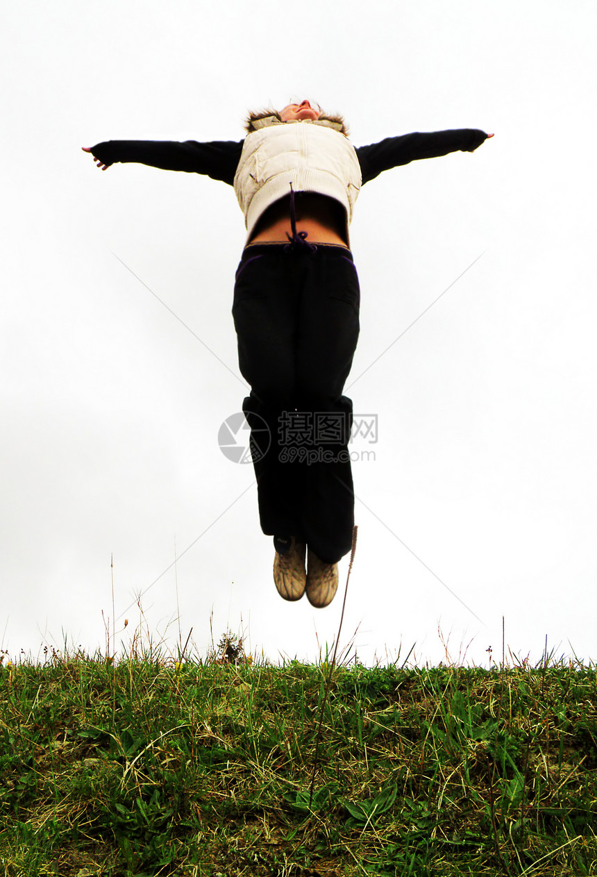 跳跃女孩天空高度草本植物喜悦图片